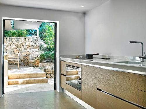 eine Küche mit Spüle und Theke in der Unterkunft Stylish 5 bedroom luxury villa with pool and sauna in Santa Eulària des Riu