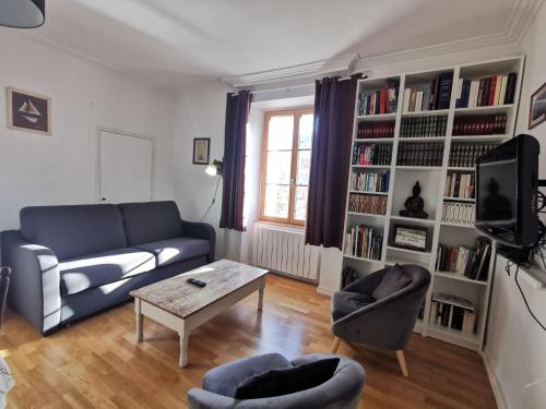 un salon avec un canapé et une table dans l'établissement Apartment Terres Neuvas by Interhome, à Saint-Malo
