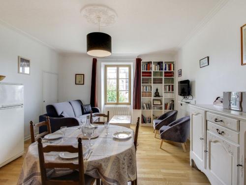 une cuisine et un salon avec une table et des chaises dans l'établissement Apartment Terres Neuvas by Interhome, à Saint-Malo