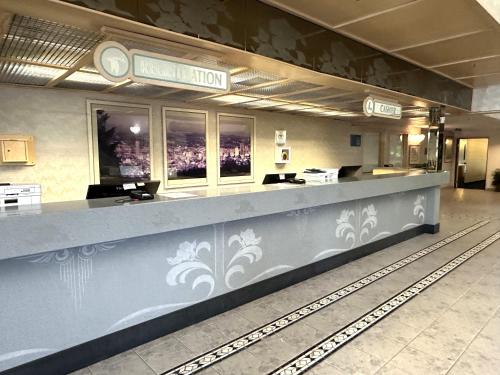 Lobi atau kawasan kaunter penerimaan di Sojourn Suites Portland Airport
