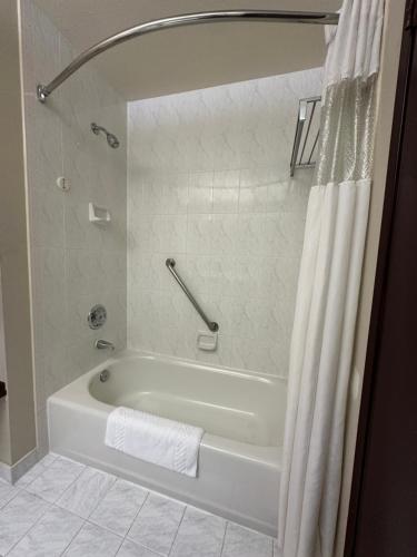Bilik mandi di Sojourn Suites Portland Airport