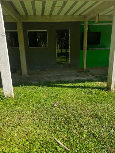 Taman di luar Suíte no sítio