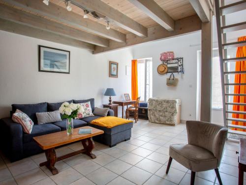 un salon avec un canapé et une table dans l'établissement Holiday Home La Maison du Pêcheur by Interhome, à Pornic