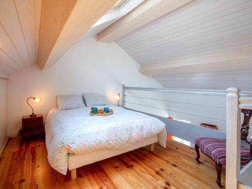 une chambre avec un lit dans un grenier dans l'établissement Holiday Home La Maison du Pêcheur by Interhome, à Pornic