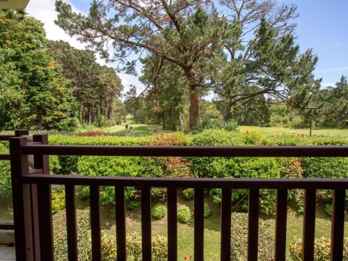 - une vue sur un parc depuis un banc dans l'établissement Apartment Les Terrasses du Golf by Interhome, à Pornic