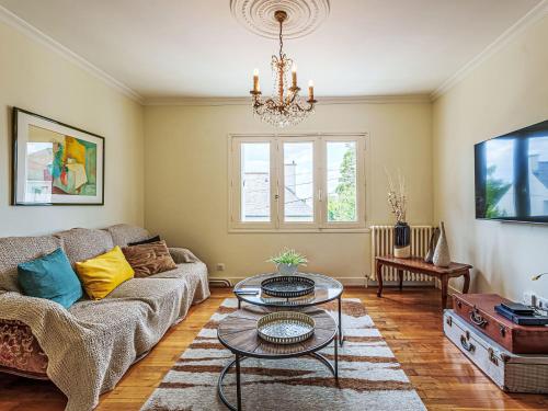 un salon avec un canapé et une table dans l'établissement Holiday Home Calloch by Interhome, à Auray