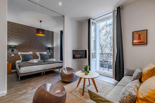 un salon avec un canapé et une table dans l'établissement Luxury Family 2BR - Prime Location, Walk to Beach & Shopping, Sunny Balcony - By Totolulu Cannes Hoche, à Cannes