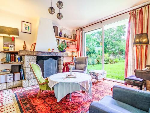 un salon avec une table et une cheminée dans l'établissement Holiday Home Chemin des Carrières by Interhome, à Ascain