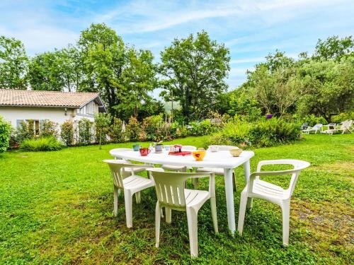 - une table et des chaises blanches dans la cour dans l'établissement Holiday Home Chemin des Carrières by Interhome, à Ascain