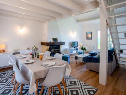 een eetkamer en woonkamer met een tafel en stoelen bij Holiday Home Les Pins by Interhome in Pornic
