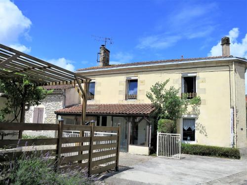 une vieille maison avec une clôture devant elle dans l'établissement Holiday Home Céline by Interhome, à Bégadan