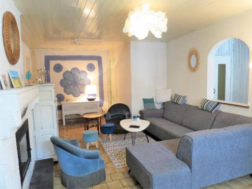 un salon avec un canapé et une cheminée dans l'établissement Holiday Home Céline by Interhome, à Bégadan