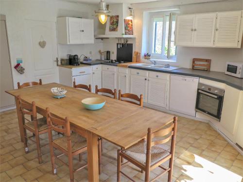 une grande cuisine avec une table et des chaises en bois dans l'établissement Holiday Home Céline by Interhome, à Bégadan