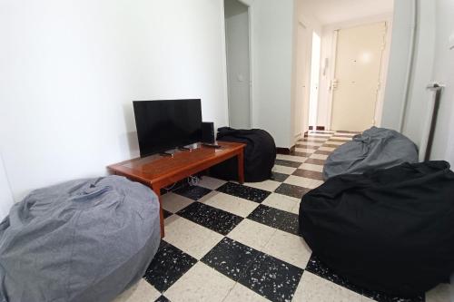 une pièce avec un bureau et deux poufs dans l'établissement Apartment with terrace near the sea, à Nice