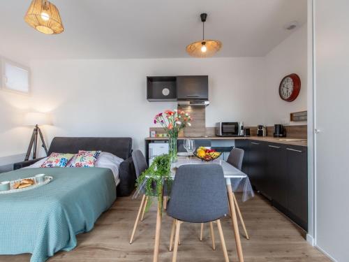 Cette chambre comprend un lit, une table et une cuisine. dans l'établissement Studio Cap Océan-16 by Interhome, à Capbreton
