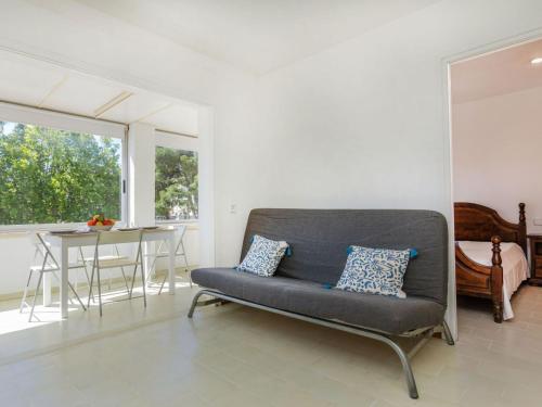 ein Wohnzimmer mit Sofa und Tisch in der Unterkunft Apartment Port Salanca by Interhome in Llança