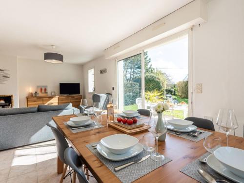 une salle à manger et un salon avec une table et des chaises dans l'établissement Holiday Home Le Clos St Colomban by Interhome, à Carnac
