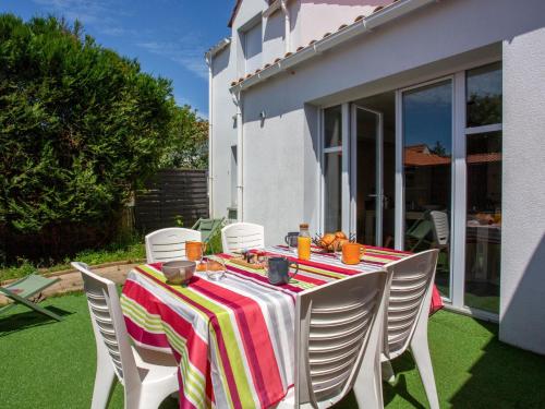 En have udenfor Holiday Home les Matelos by Interhome