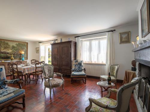 un salon avec une table et des chaises et une cheminée dans l'établissement Holiday Home Romeur by Interhome, à Crozon