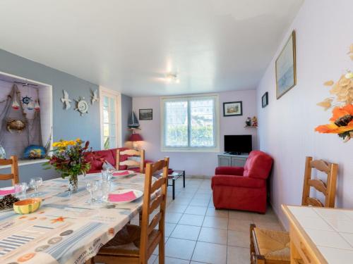 une salle à manger et un salon avec une table et des chaises dans l'établissement Holiday Home Villa la Fourmi by Interhome, à Saint-Germain-sur-Ay