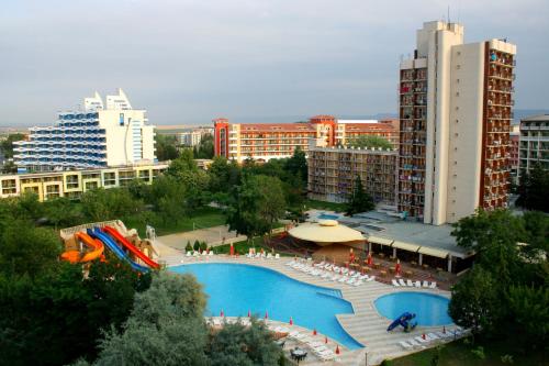 サニービーチにあるHotel Iskar & Aquapark - All Inclusiveのビルが立ち並ぶ街にある大きなプール