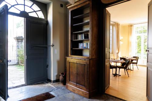 - une porte menant à une salle à manger avec une table dans l'établissement Villa Stella, à Salies-de-Béarn