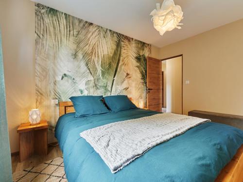 - une chambre avec un lit bleu et une fresque murale dans l'établissement Holiday Home Les sablons by Interhome, à Agon-Coutainville