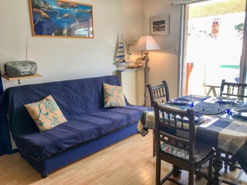 un salon avec un canapé bleu et une table dans l'établissement Apartment Résidence Mariana by Interhome, à Arcachon