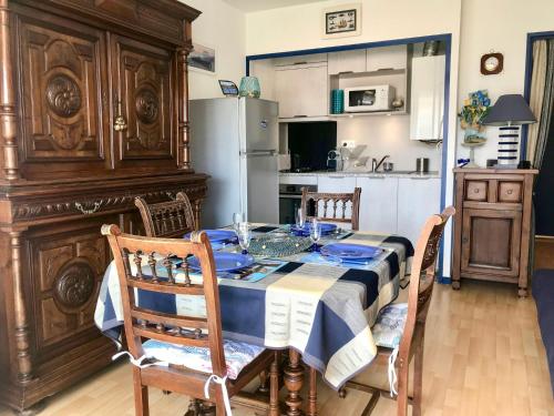 une salle à manger avec une table et une cuisine dans l'établissement Apartment Résidence Mariana by Interhome, à Arcachon