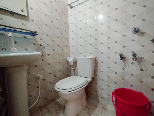 Ένα μπάνιο στο New Hotel Labbaik