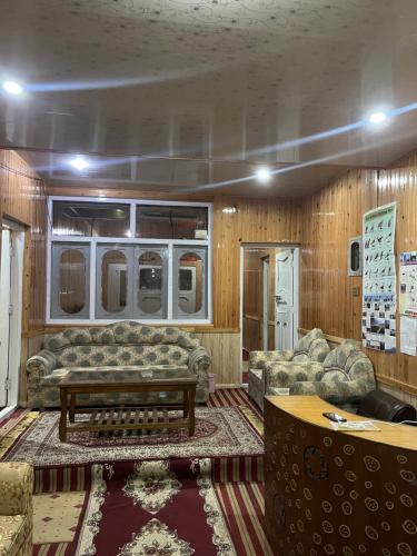 Гостиная зона в Rama Valley Hut