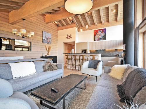 un salon avec un canapé et une table dans l'établissement Superbe appartement 143m², 4 chambres, proche des pistes, prestations haut de gamme - FR-1-613-101, à Les Allues