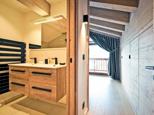 une salle de bain avec un lavabo et un miroir dans l'établissement Superbe appartement 143m², 4 chambres, proche des pistes, prestations haut de gamme - FR-1-613-101, à Les Allues