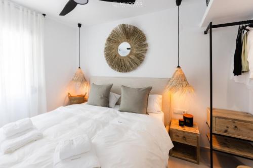 una camera da letto con un grande letto bianco e uno specchio di Casa LA MAR imperial park - Calpe Costa Blanca a Calpe