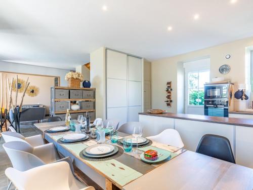 une cuisine et une salle à manger avec une table et des chaises dans l'établissement Holiday Home La maison des Frères - Villa by Interhome, à Caden