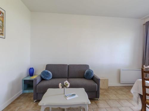 un salon avec un canapé et une table dans l'établissement Holiday Home Tribord by Interhome, à Médis