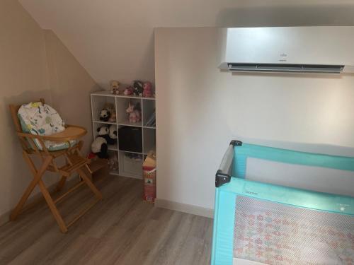 a room with a bed and a chair and a shelf at Studio & Gîte Zen de Beauval- 800 m du Zooparc in Seigy