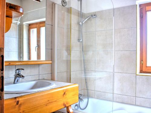 une salle de bain avec un lavabo et une douche dans l'établissement Charmant appartement au cœur de Morzine, proche télécabines, 2 chambres, balcon, parking, WiFi inclus - FR-1-524-40, à Morzine