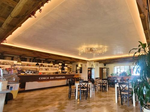a restaurant with tables and chairs in a room at Alloggio Conca Dei Parpari in Rovere Veronese