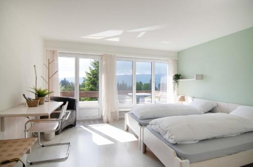 Ένα ή περισσότερα κρεβάτια σε δωμάτιο στο B&B Mont-Crosin