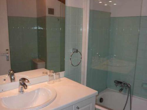 une salle de bain avec un lavabo et une douche dans l'établissement Superbe Studio avec Vue Panoramique, Parking et WiFi à Morzine - FR-1-524-21, à Morzine