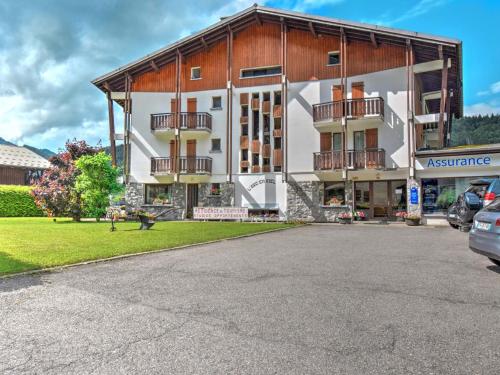 un grand bâtiment avec balcon et parking dans l'établissement Superbe Studio avec Vue Panoramique, Parking et WiFi à Morzine - FR-1-524-21, à Morzine