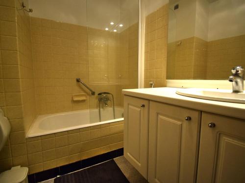 une salle de bain avec une baignoire et un lavabo et une baignoire dans l'établissement Studio 4 pers à 500m du centre de Morzine avec vue, Wifi et parking - FR-1-524-80, à Morzine