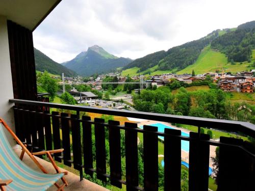 Elle comprend un balcon offrant une vue sur la ville et les montagnes. dans l'établissement Studio 4 pers à 500m du centre de Morzine avec vue, Wifi et parking - FR-1-524-80, à Morzine
