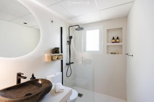 un bagno con lavandino e doccia di Casa LA MAR imperial park - Calpe Costa Blanca a Calpe