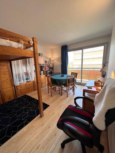 - une chambre avec des lits superposés et une salle à manger dans l'établissement Charmant studio avec balcon à deux pas de Paris, à Ivry-sur-Seine