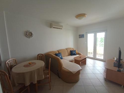 a living room with a couch and a table at Apartment TIM Baška Voda in Baška Voda
