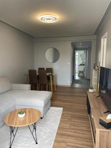 un salon avec un canapé et une table dans l'établissement 50m2 Climatisé Proche Mer, à Nice