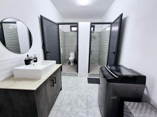 Un baño de Skyview Apartment- Rooftop Penthouse with Sunset & Sea Views