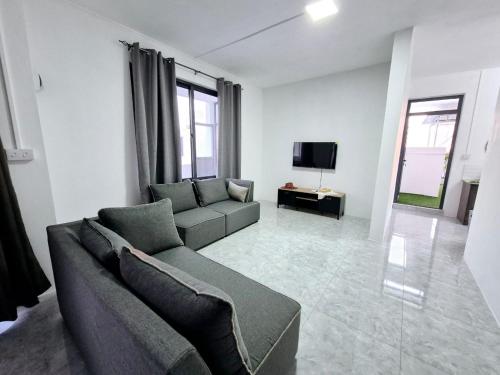 TV a/nebo společenská místnost v ubytování Skyview Apartment- Rooftop Penthouse with Sunset & Sea Views